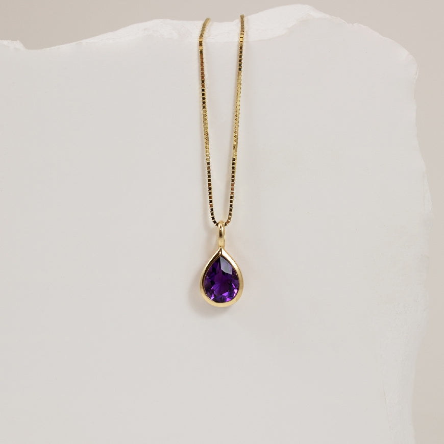 14KY Modern Pear Shaped Amethyst Bezel Necklace
14K Yellow Gold Pear Shaped Amethyst Bezel Necklace
8x6 Natural Pear Shaped Amethyst
Chain Length 18'