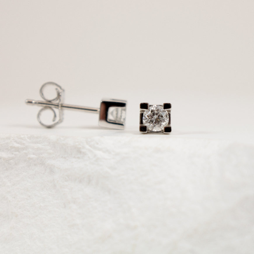 14KW 0.26CT Round Diamond Solitaire Earrings
14K White Gold Natural Canadian Diamond Solitaire Earrings
0.26 Total Natural Round Brilliant Cut Canadian Diamond Weight I2 Clarity, F Colour, GD Cut
Earring Closure Post with Butterfly