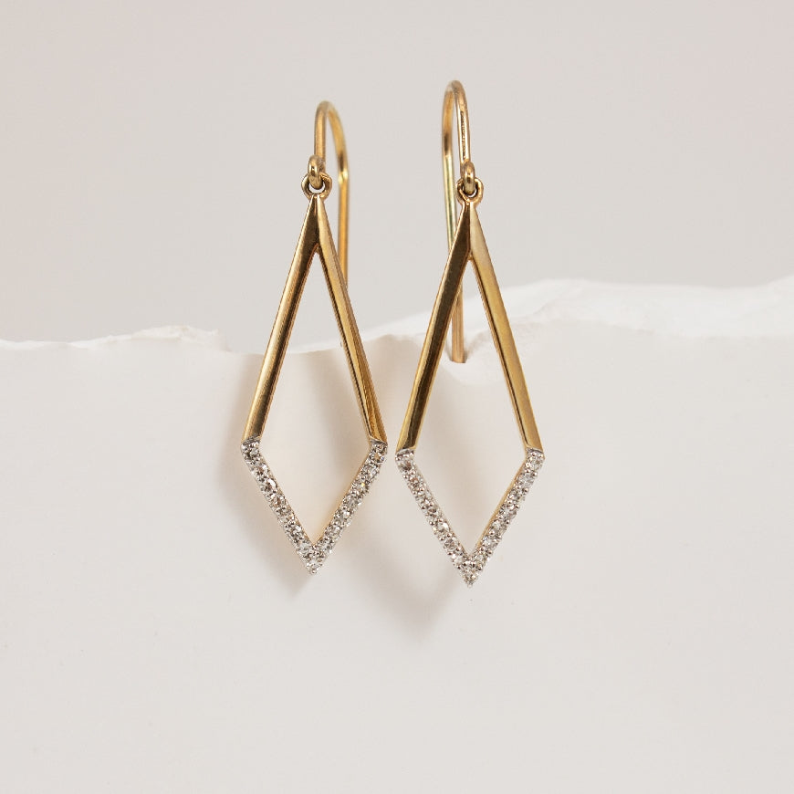 10KY Modern Geometric Diamond Drop Earrings
10K Yellow Gold Natural Diamond Drop Earrings
0.15 Total Natural Diamond Weight SI Clarity, H Colour
Earring Closure Shepards Hook