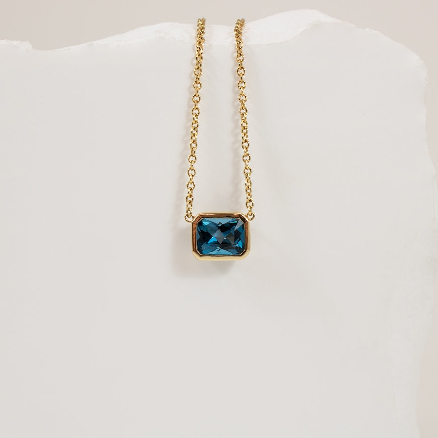 14KY Modern London Blue Topaz Bezel Set Necklace
14K Yellow Gold London Blue Topaz Necklace
8x6 Natural Blue Topaz
Chain Length 18' (Adjustable to 16')