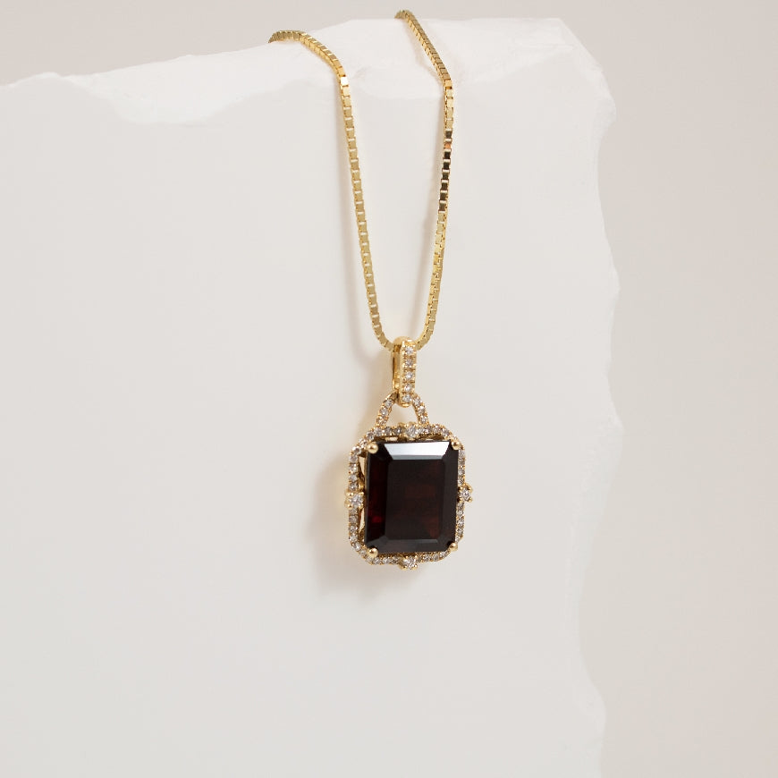 14KY Garnet & Diamond Halo Necklace
14K Yellow Gold Garnet & Natural Diamond Necklace
Emerald Cut Garnet
0.24 Total Natural Diamond Weight
Chain Length 18'