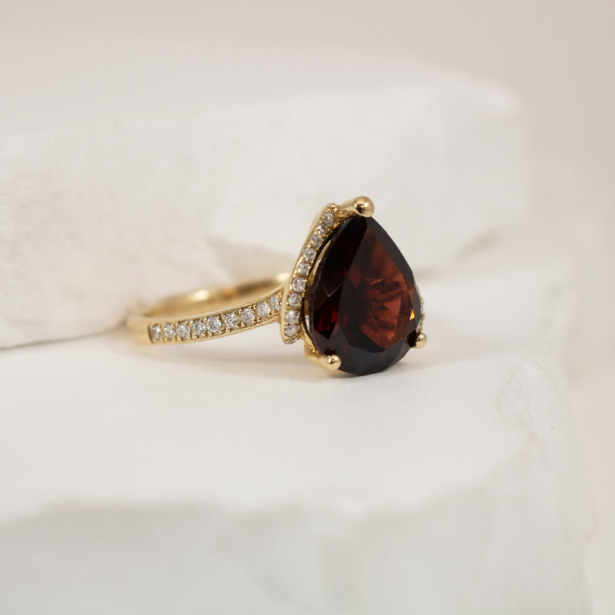 14K Yellow Gold Garnet & Natural Diamond Ring
0.22 Total Natural Diamond Weight
Finger Size 6.5