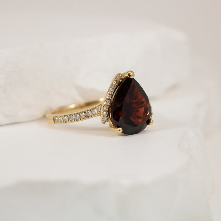 14K Yellow Gold Garnet & Natural Diamond Ring
0.22 Total Natural Diamond Weight
Finger Size 6.5