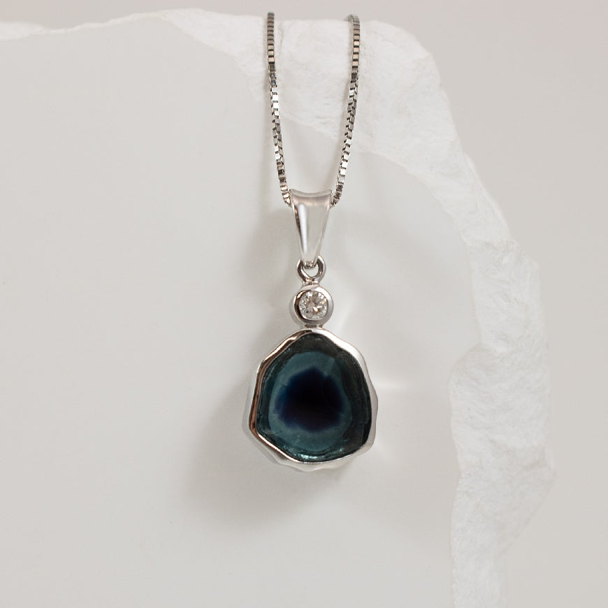 14KW Indicolite Blue Tourmaline Slice Necklace
14K White Gold Indicolite Blue Tourmaline Slice & Diamond Necklace
2.68 Carat Indicolite Blue Tourmaline
Chain Length 18'