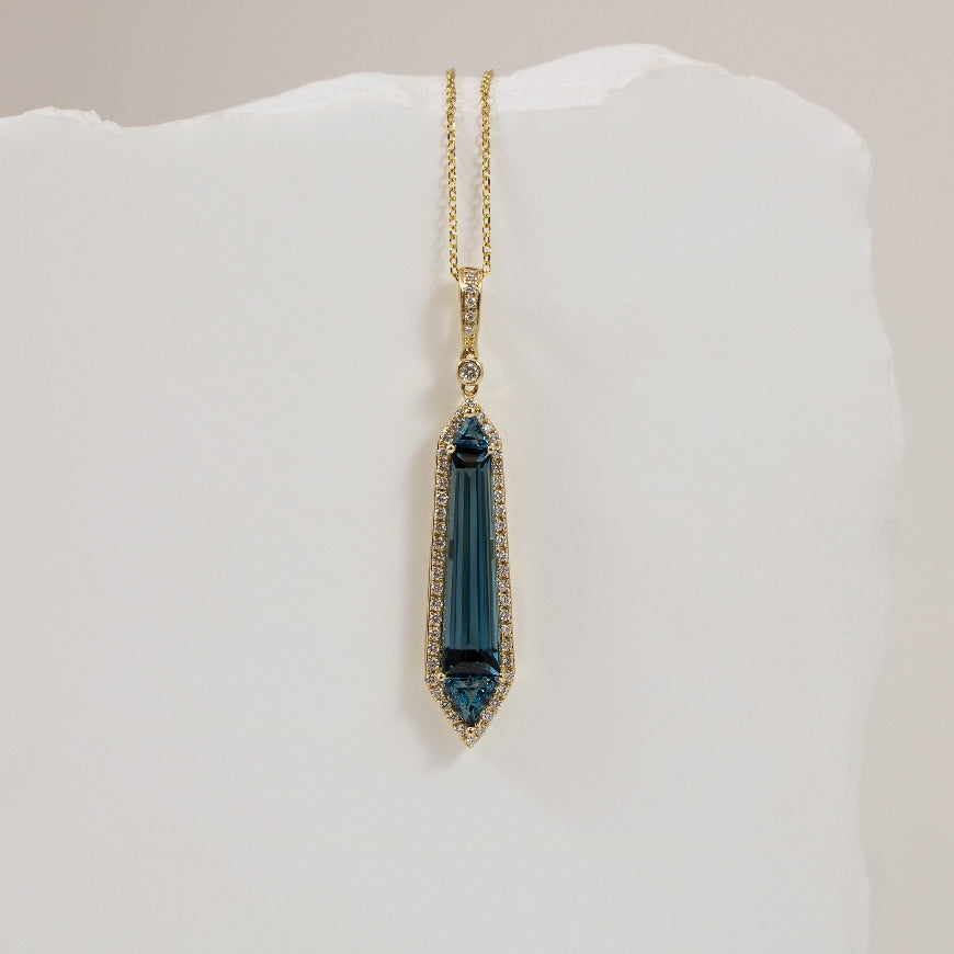 14KY Modern London Blue Topaz & Diamond Necklace
14K Yellow Gold Bassali London Blue Topaz & Diamond Necklace
3.78 Total Blue Topaz Weight
0.29 Total Natural Diamond Weight
Chain Length 18'