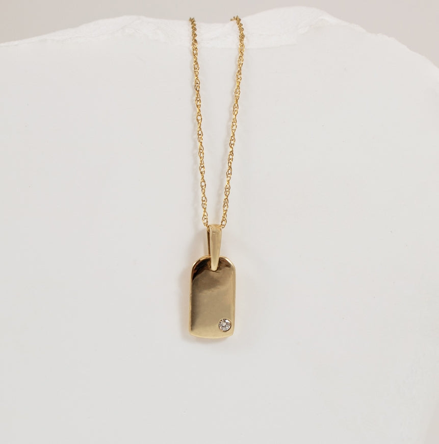 10KY Modern Petite Mini Dog Tag Diamond Necklace
10K Yellow Gold Natural Diamond Mini Dog Tag Necklace
0.02 Carat of Natural Diamond SI Clarity, GH Colour
Chain Length 18'