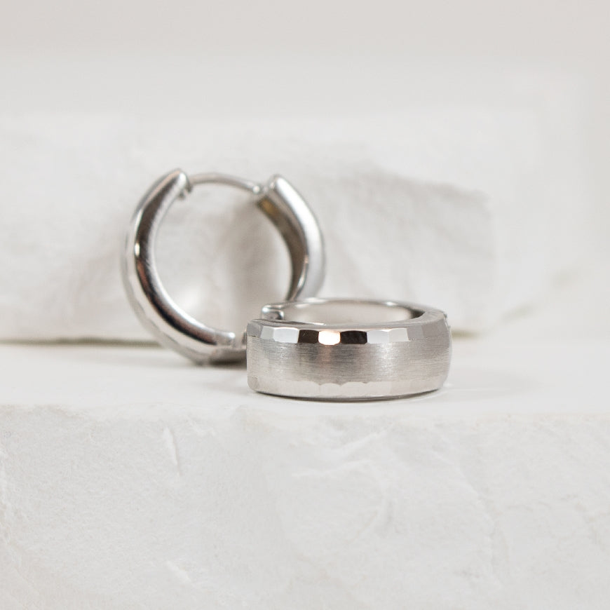 14KW Brushed Huggie Hoop Earring
14K White Gold Brushed Huggie Hoop Earring
Earring Closure Huggie Hoop
1.95 Grams