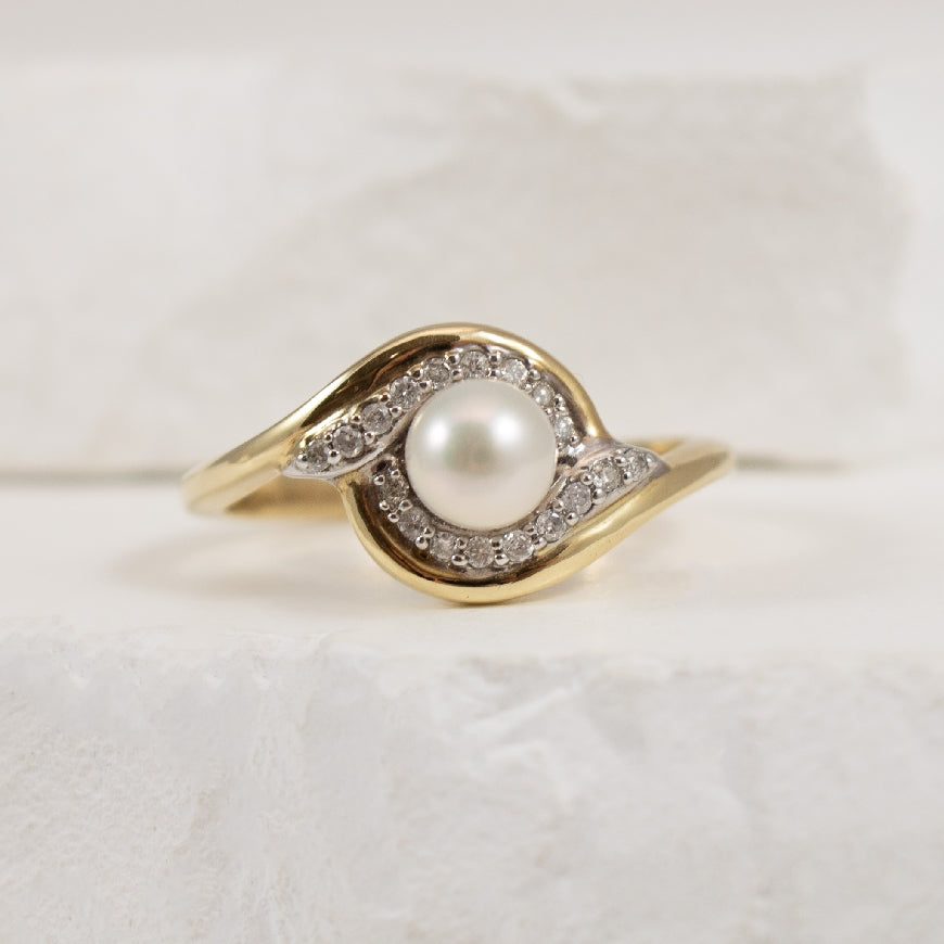 10KY Pearl & Diamond Accented Ring
10K Yellow Gold Pearl & Diamond Accented Ring
Finger Size 6.5