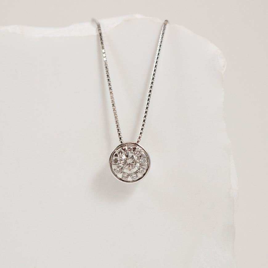 18KW Diamond 'Bouquet' Bezel Set Necklace
18K White Gold Natural Diamond 'Bouquet' Necklace
0.33 Total Natural Diamonds Weight VS2 Clarity, GH Colour
Chain Length