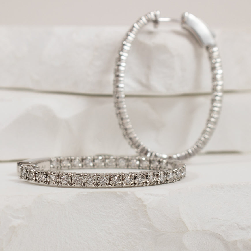 14KW 1.00CT Diamond Oval Hoop Earrings
14K White Gold Diamond Hoop Earrings
1.00 Total Natural Diamond Weight I1 Clarity, GH Colour
Earring Closure Secure Lock