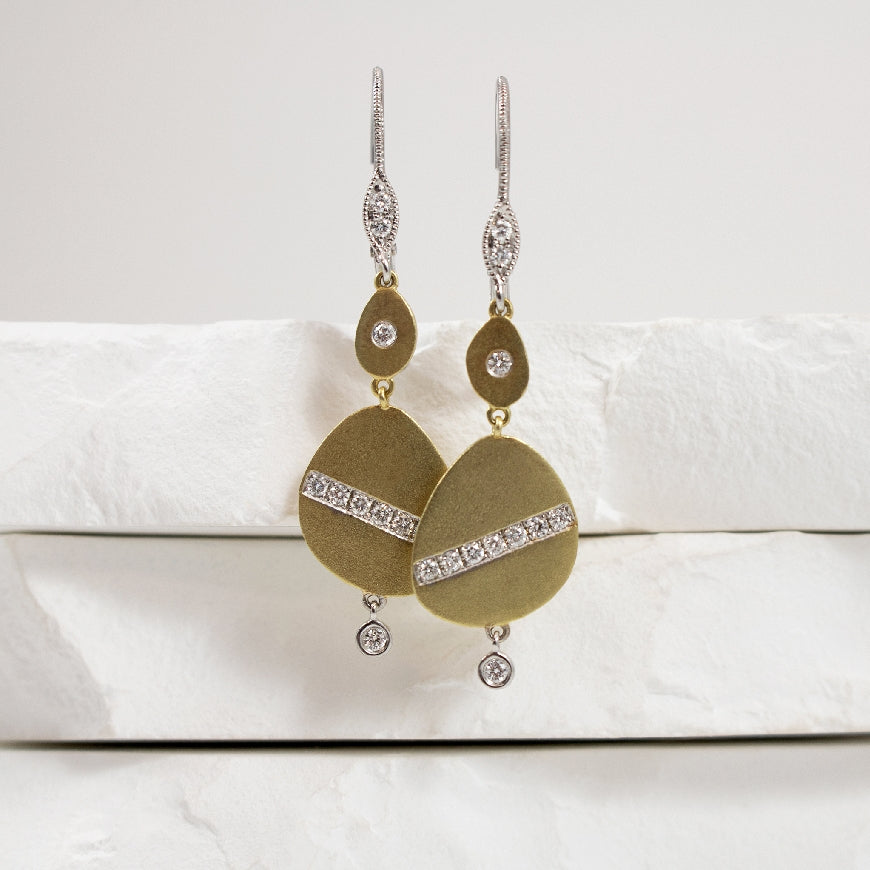 14KY Diamond Accented Brushed Gold Earrings
14K Yellow Gold Natural Diamond Brushed Earrings
0.26 Total Natural Diamonds SI2-3 Clarity, H Colour
Earring Closure Leverback