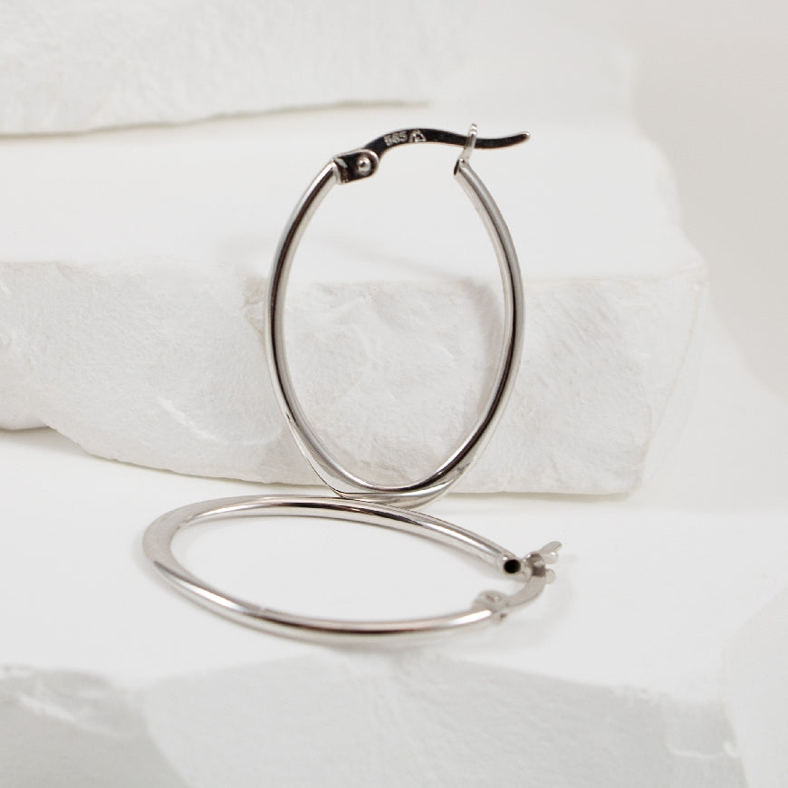 14KW Flat Oval Hoop Earrings
14K White Gold Flat Oval Hoop Earrings
Earring Closure Hinged Post
1.80 Grams