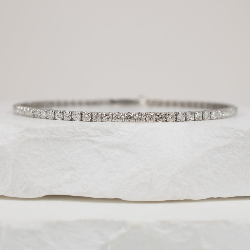 14KW 2.75CT Featherbrite Diamond Tennis Bracelet
14K White Gold Featherbrite Natural Diamond Tennis Bracelet
2.75 Carats Round Brilliant Cut Natural Diamonds of I1-I2 Clarity, G-I Colour
7.5' Bracelet Length