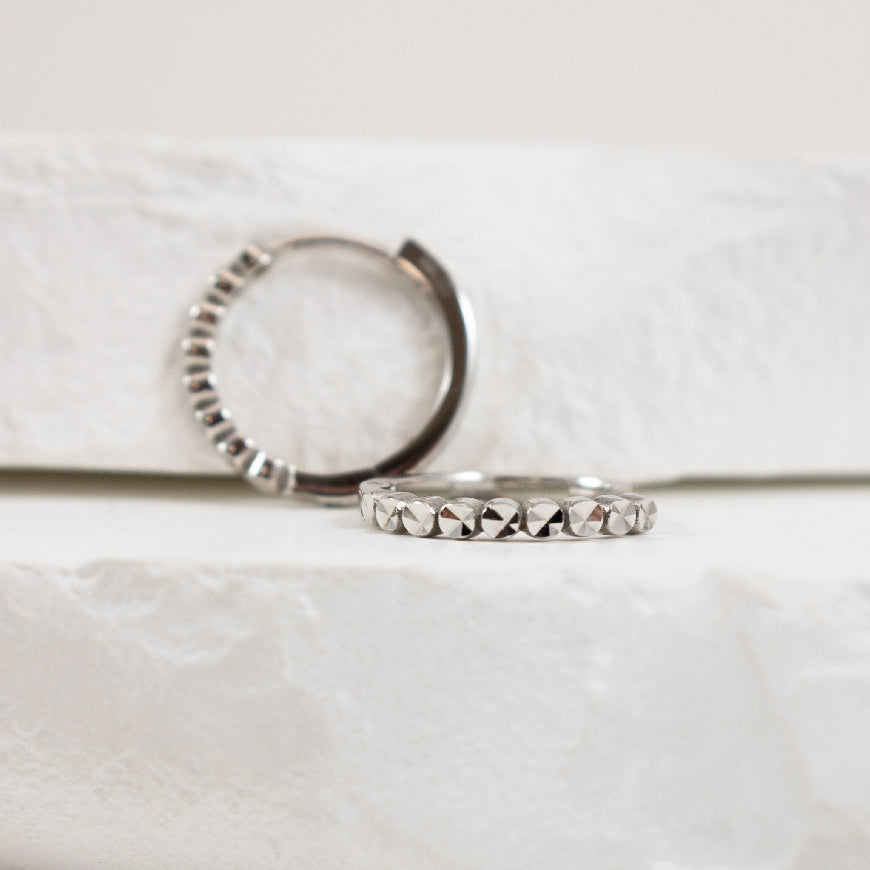 14KW Diamond Cut Circles Huggie Hoop Earrings
14K White Gold Diamond Cut Huggie Hoop Earring
Earring Closure Huggie Hoop
15mm Diameter
1.22 Grams