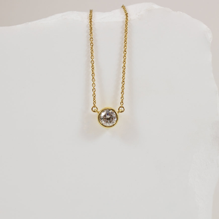 18KY Forevermark 0.51CT Diamond Solitaire Necklace
18K Yellow Gold Forevermark Natural Diamond Solitaire Necklace
0.51 Carat of Forevermark Natural Diamond SI2 Clarity, G Colour, VG/EX/EX Cut
Chain Length 18' (Adjustable to 16' or 17')