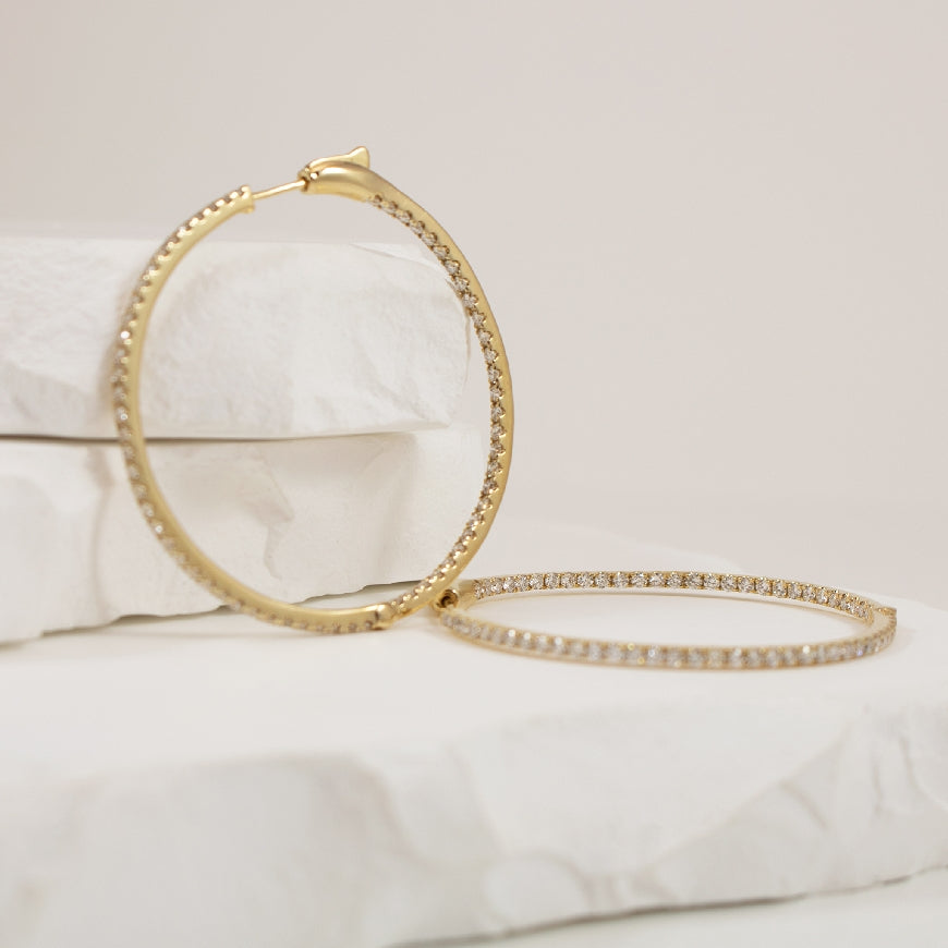 14KY Inside Out 2.00CT Diamond Hoop Earrings
14K Yellow Gold Roman & Jules Natural Diamond Huggie Hoop Earrings
2.00 Total Natural Diamond Weight SI Clarity, GH Colour
1 1/2 Inch Diameter
Earring Closure Huggie Hoop w. Secure Lock