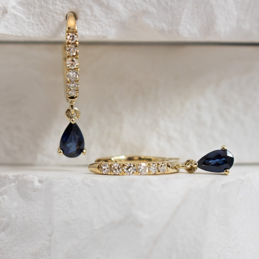 10KY Sapphire & Diamond Drop Huggie Hoop Earrings
10K Yellow Gold Pear Shaped Sapphire & Diamond Drop Huggie Hoop Earrings
5x3 Sapphire Size
0.125 Total Natural Diamond Weight I1-2 Clarity, I-J Colour
Earring Closure Huggie Hoop