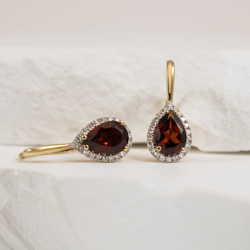 10KY Garnet & Diamond Pear Shaped Halo Earrings
10K Yellow Gold Garnet & Diamond Pear Shaped Halo Earrings
0.16 Total Natural Diamond Weight
Earring Closure Leverback
