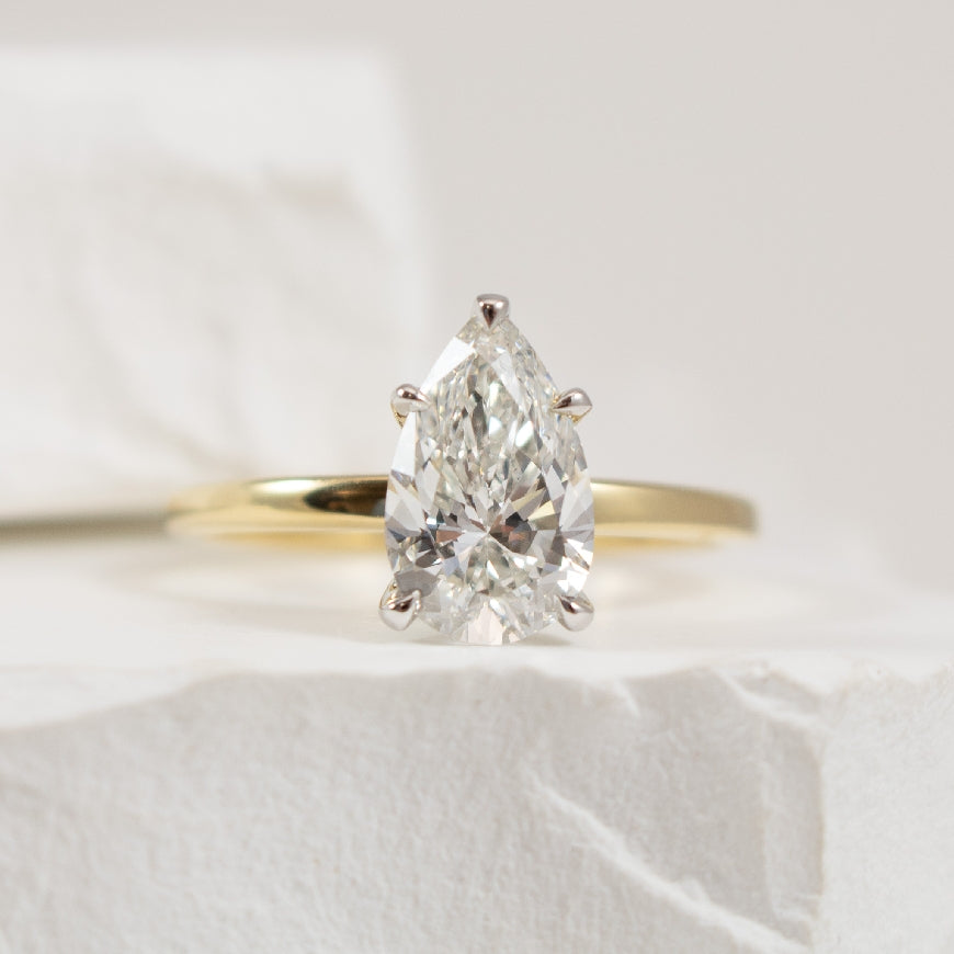 14KY Diamond Solitaire & Hidden Halo Engagement Ring
14K Yellow Gold Lab Grown Diamond Solitaire & Hidden Halo Engagement Ring
Center - 1.53 Carat Pear Shaped Lab Grown Diamond VS2 Clarity, F Colour, Excellent Cut, IGI Certified 
Accent - 0.