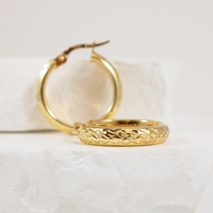 10KY Diamond Cut Tube Hoop Earrings
10K Yellow Gold Diamond Cut Tube Hoop Earrings
Earring Closure Hinged Post
15mm Diameter
1.66Grams