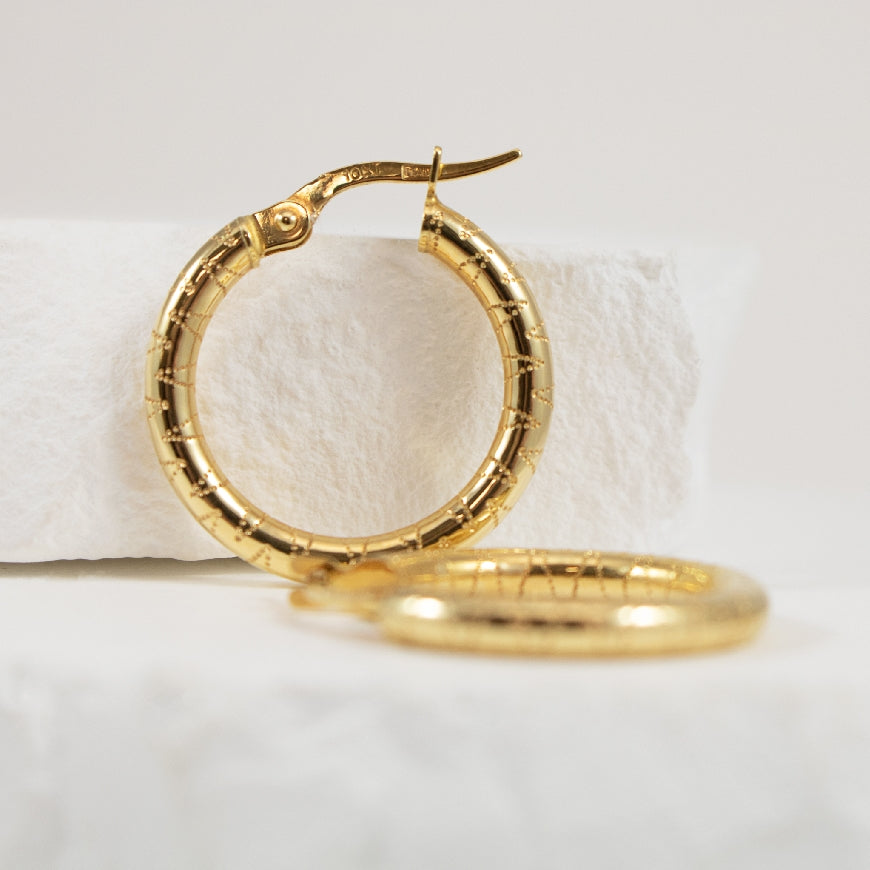 10KY Engraved Patterned Hoop Earrings
10K Yellow Gold Patterned Hoop Earrings
Earring Closure Hinged Post
25mm Diameter
1.24 Grams