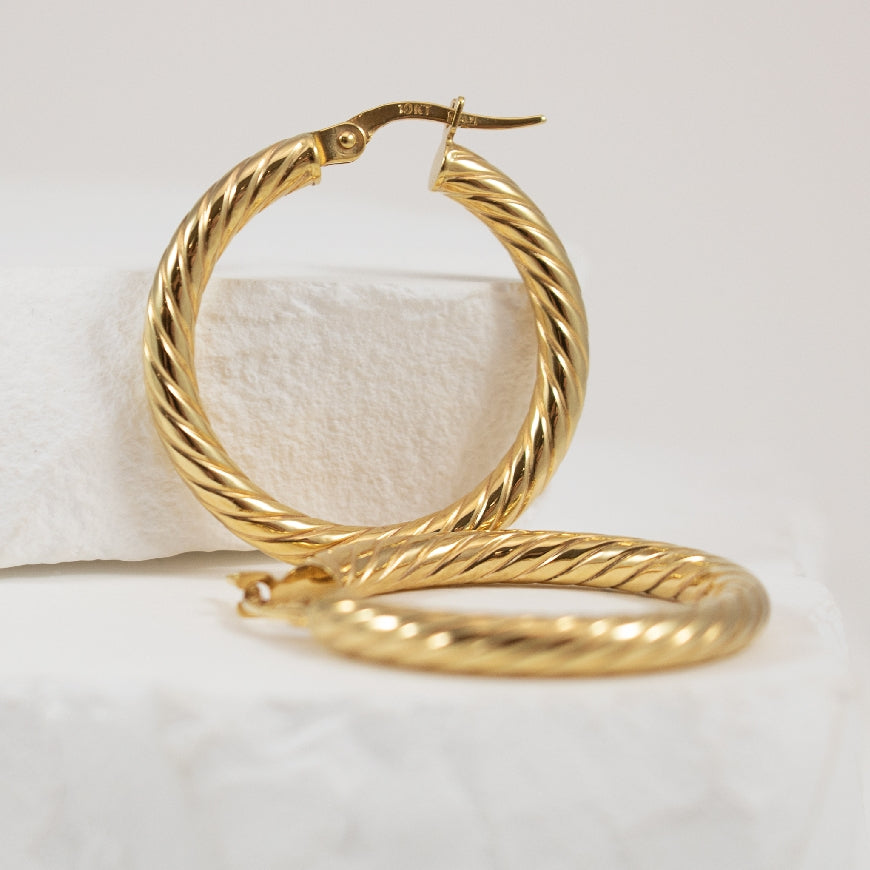 10KY Twist Tube Hoop Earrings
10K Yellow Gold Twist Hoop Earrings
Earring Closure Hinged Post
25mm Diameter
1.83 Grams
