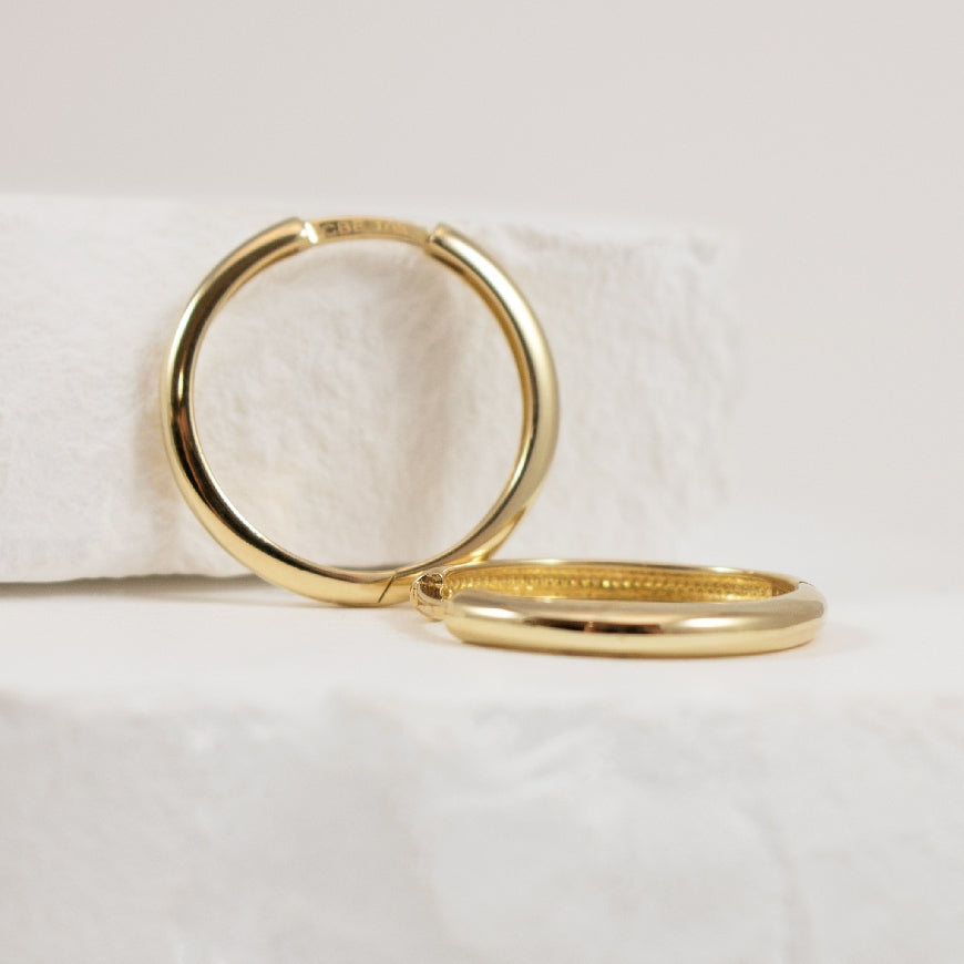 10K Yellow Gold Tube Huggie Hoop Earrings
10K Yellow Gold Huggie Hoop Earrings
Earring Closure Huggie Hoop
15mm Diameter
1.64 Grams