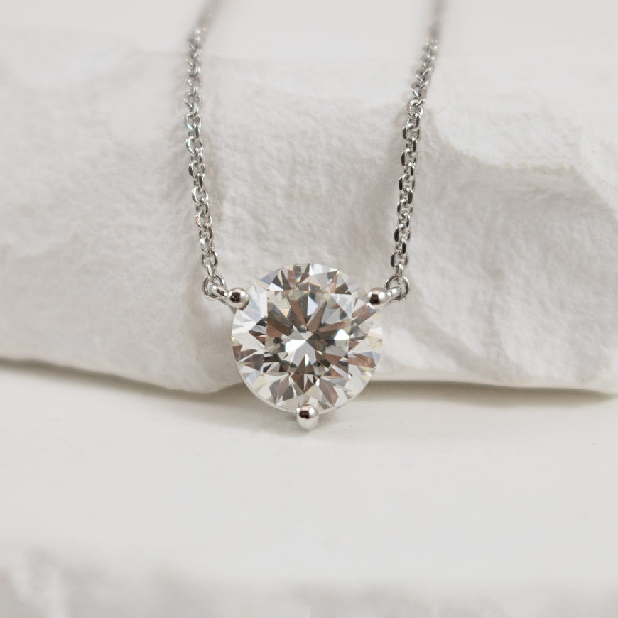 14KW 1.50ct Lightbox Diamond Solitaire Necklace
14K White Gold Lightbox Lab Grown Diamond Solitaire Necklace
1.50 Carat of Round Brilliant Cut Diamond VS+ Clarity, GH Colour, Very Good+ Cut
Chain Length 18' (Adjustable to 17' and 16')