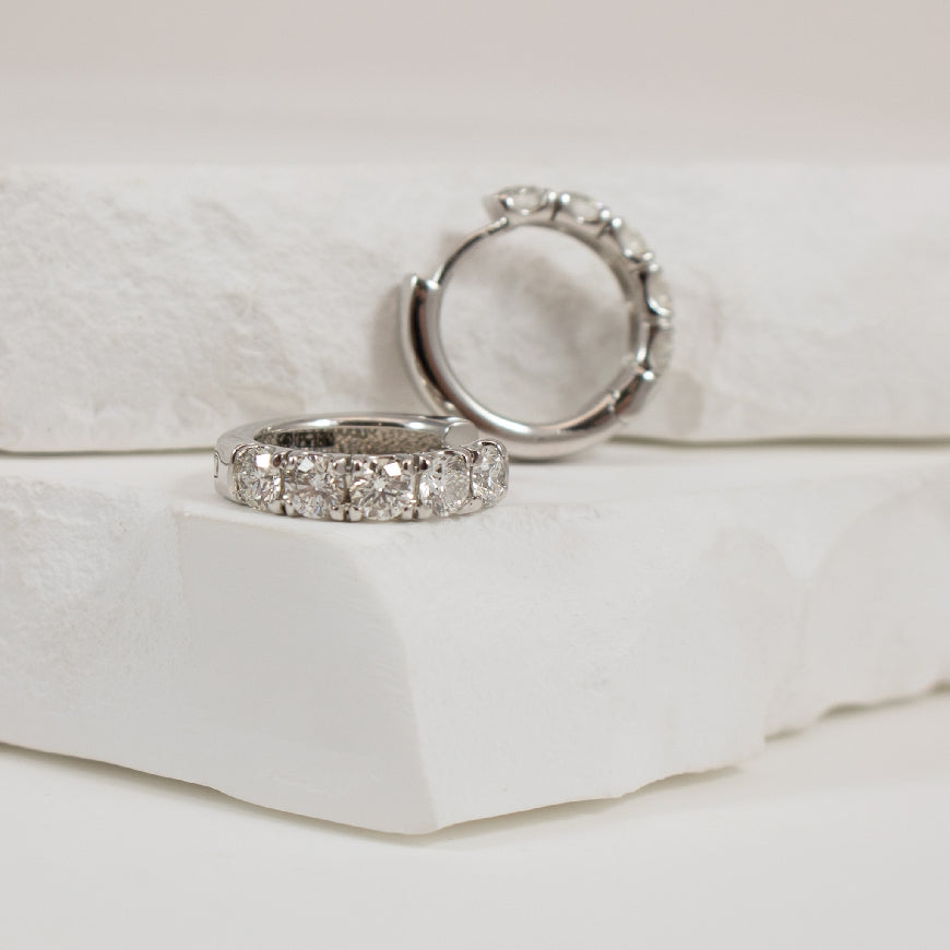 18KW&Palladium 1.51CT Diamond Huggie Hoop Earrings
18K White Gold & Palladium Natural Canadian Diamond Huggie Hoop Earrings
1.51 Total Natural Canadian Diamond Weight VS1-2 Clarity, HI Colour
Earring Closure Huggie Hoop