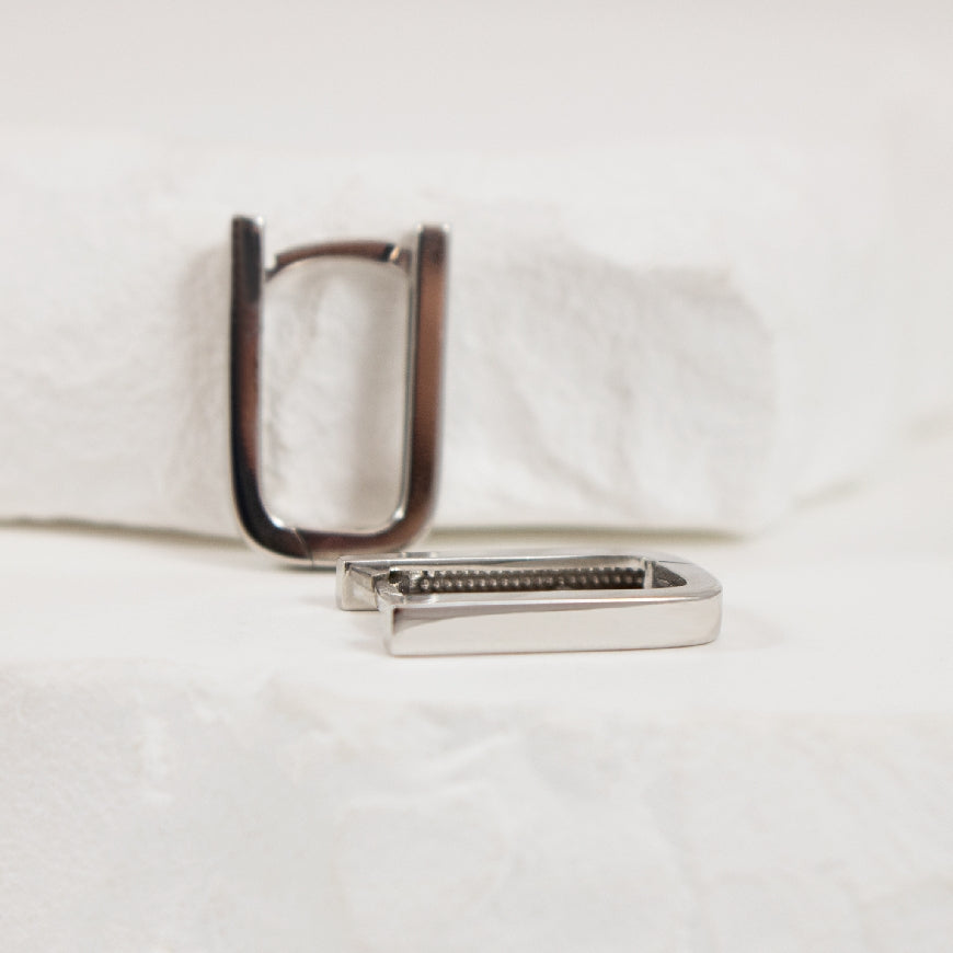 10KW Rectangle Huggie Hoop Earrings
10K White Gold Rectangle Huggie Hoop Earrings
Earring Closure Huggie Hoop
10mm Diameter
1.88 Grams