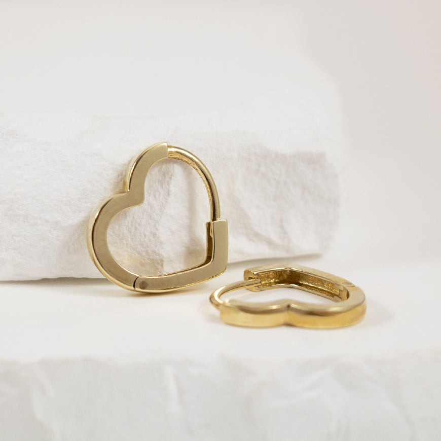 10KY Modern Heart Shaped Huggie Hoop Earrings
10K Yellow Gold Heart Huggie Hoop Earrings
Earring Closure Huggie Hoop
14mm Diameter
1.70 Grams