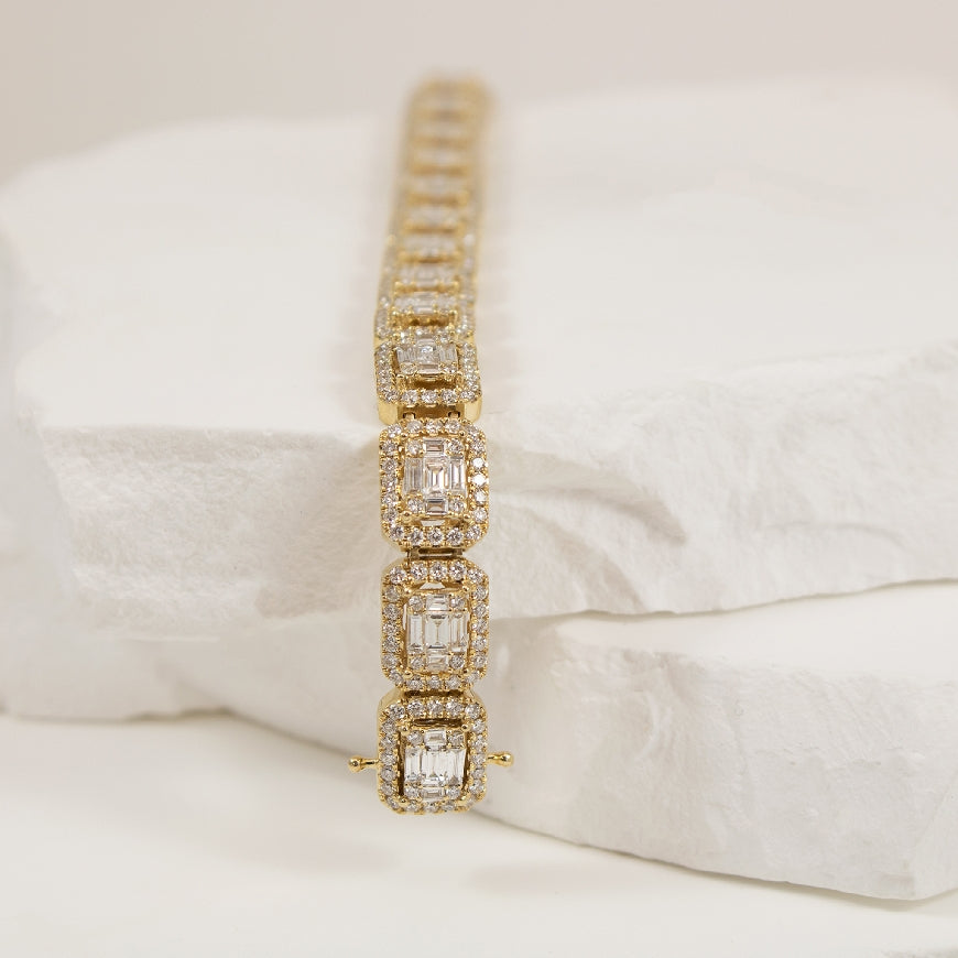 14KY 5.30CT Roman & Jules Diamond Halo Bracelet    
14K Yellow Gold Roman & Jules Natural Diamond Bracelet
5.30 Total Natural Diamond Weight VS-SI Clarity, G Colour
Bracelet Length 7.5'