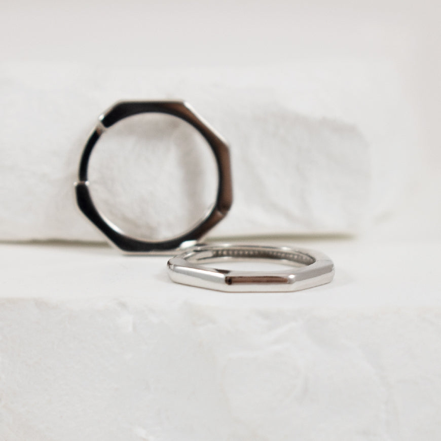 10KW Hexagon Huggie Hoop Earrings
10K White Gold Huggie Hoop Earrings
Earring Closure Huggie Hoop
15mm Diameter
1.68 Grams