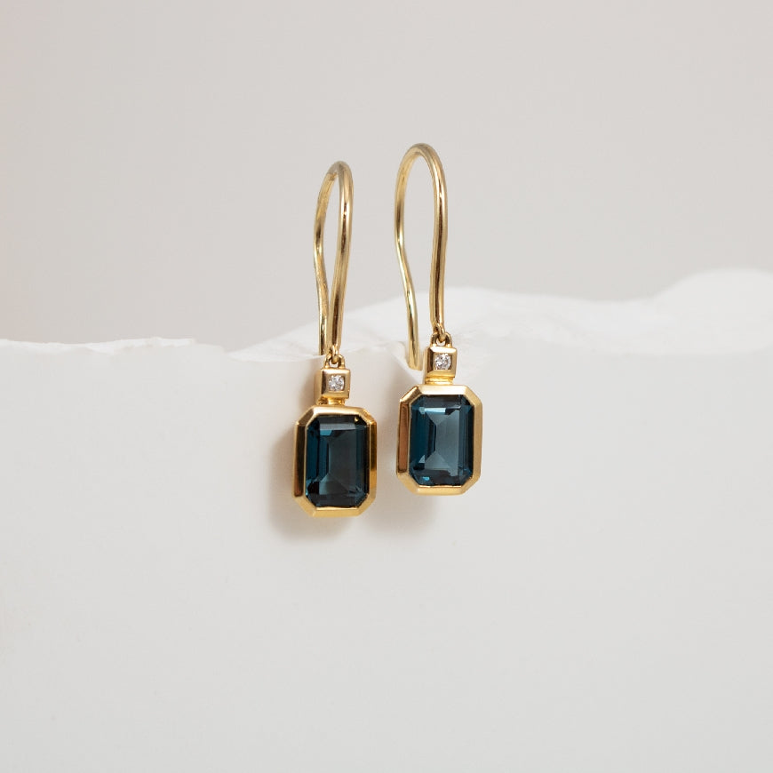 14KY London Blue Topaz & Diamond Drop Earrings
14K Yellow Gold London Blue Topaz & Diamond Drop Earrings
2.41 Total Blue Topaz Weight
Earring Closure Shepards Hook