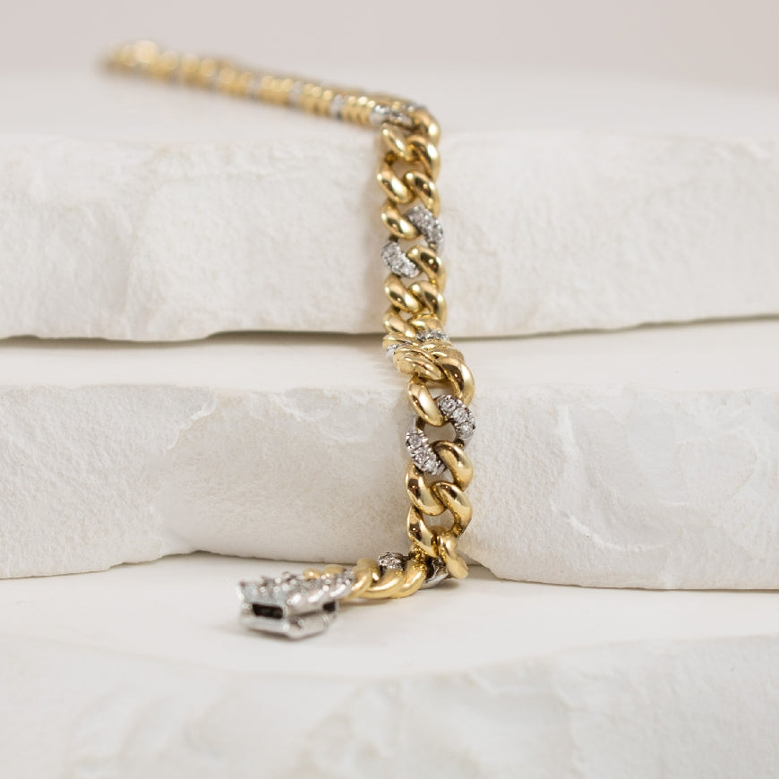 10KY Diamond Curb Chain Tennis Bracelet
10K Yellow Gold Natural Diamond Curb Chain Tennis Bracelet
0.50 Total Natural Diamond Weight I2 Clarity, HIJ Colour
Bracelet Length 7'