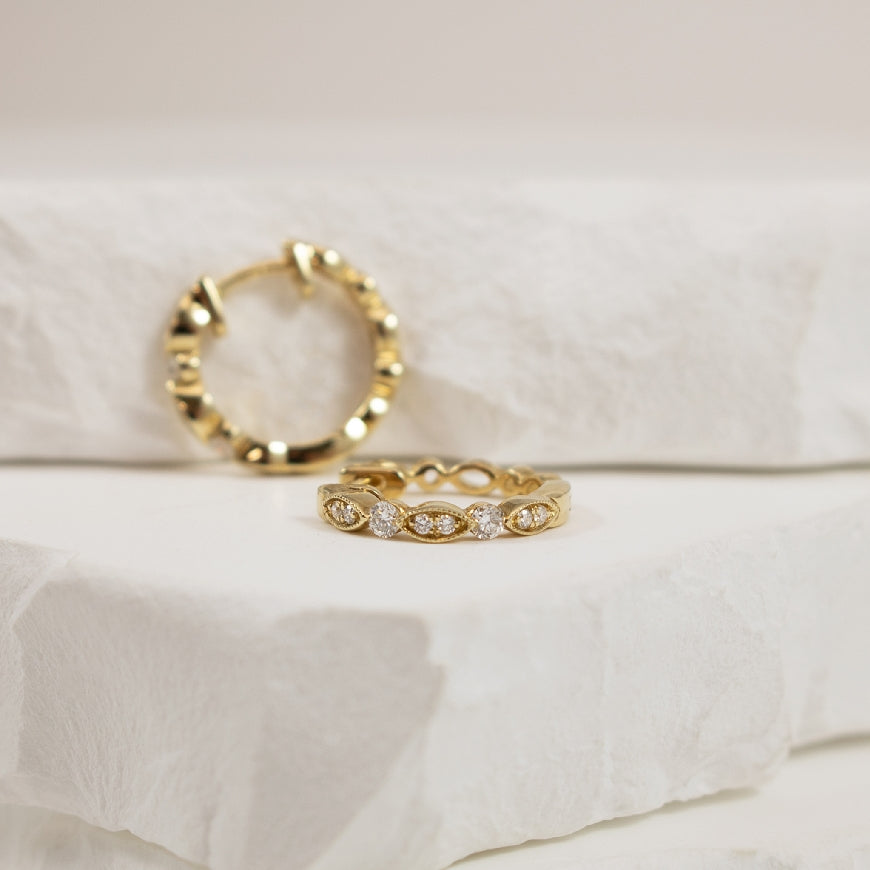 14KY Vintage Look Diamond Huggie Hoop Earring
14K Yellow Gold Natural Diamond Huggie Hoop Earring
0.17 Total Natural Diamond Weight SI Clarity, GH Colour
Earring Closure Huggie Hoop