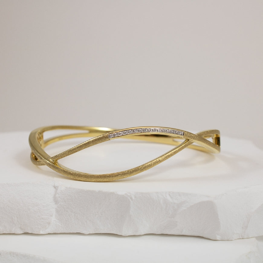 14KY Wavey Brushed Gold Diamond Bangle Bracelet    
14K Yellow Gold Breuning Natural Diamond Bangle Bracelet
0.08 Total Natural Diamond Weight SI Clarity, H Colour