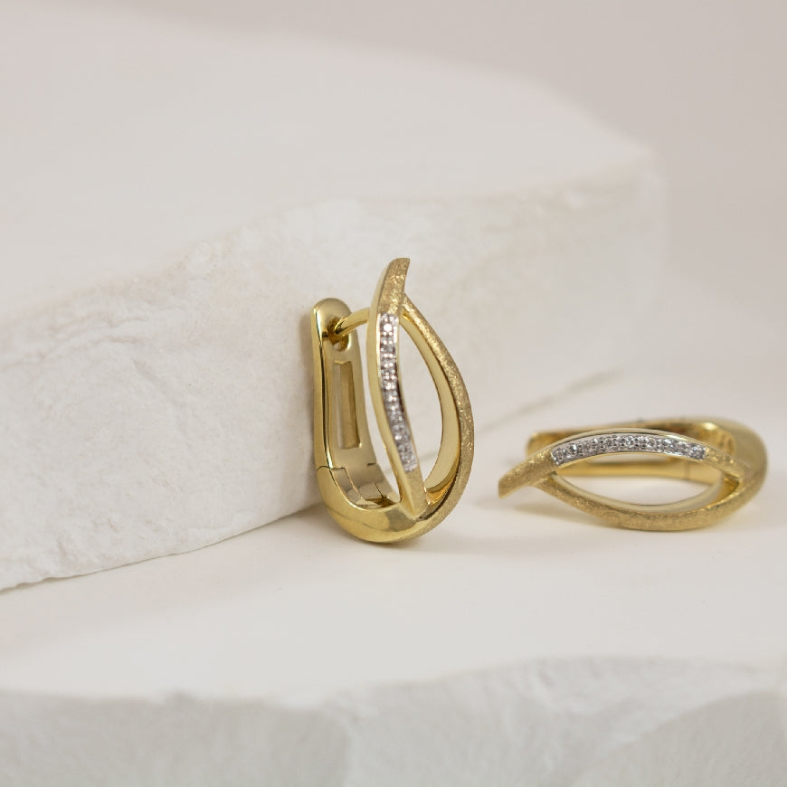 14KY Breuning Diamond Accented Open Hoop Earrings
14K Yellow Gold Breuning Natural Diamond Hoop Earrings
0.042 Total Natural Diamond Weight SI Clarity, H Colour
Earring Closure Huggie Hoop