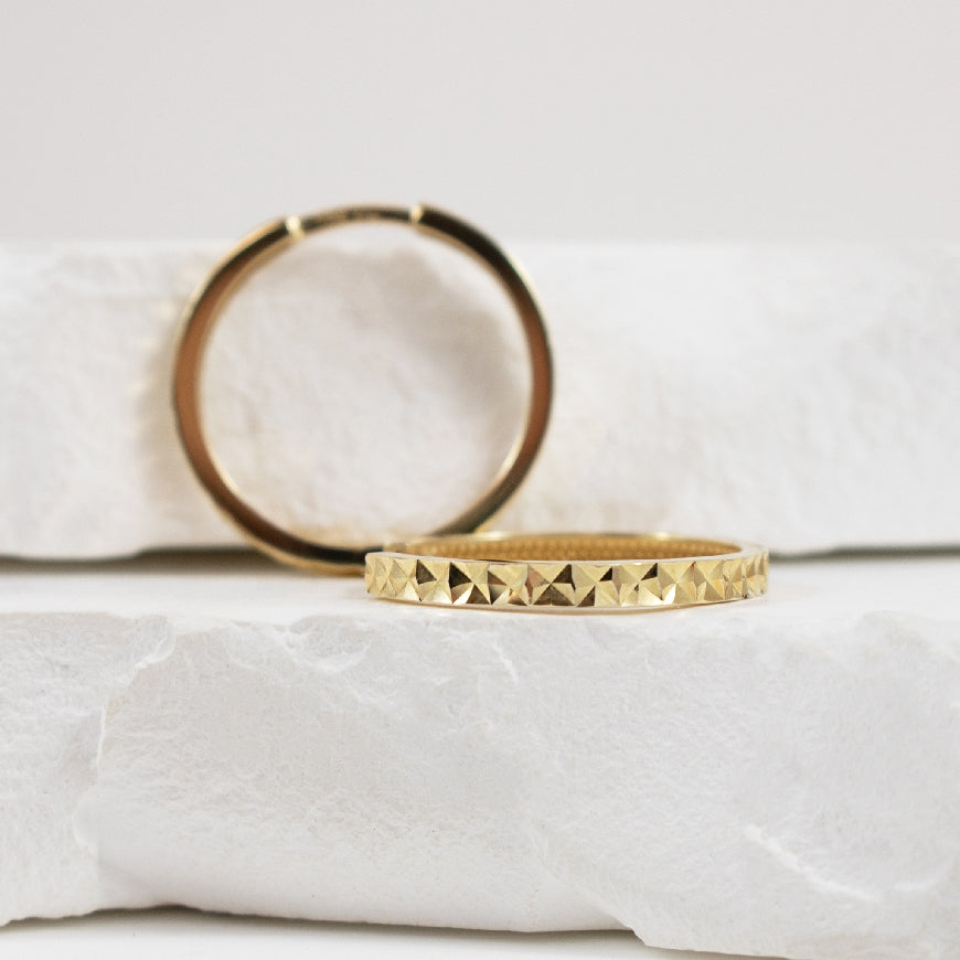 10KY Diamond Cut Pipe Huggie Hoop Earrings
10K Yellow Gold Diamond Cut Huggie Hoop Earrings
Earring Closure Huggie Hoop
20mm Diameter
2.13 Grams