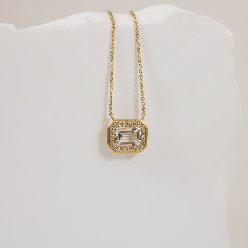 14KY Modern Halo Diamond & White Quartz Necklace
14K Yellow Gold Bassali Natural Diamond & White Quartz Necklace
1.25 Carat Emerald Cut White Quartz
0.10 Total Natural Diamond Weight SI Clarity, GH Colour
Chain Length 18' (Adjustable
