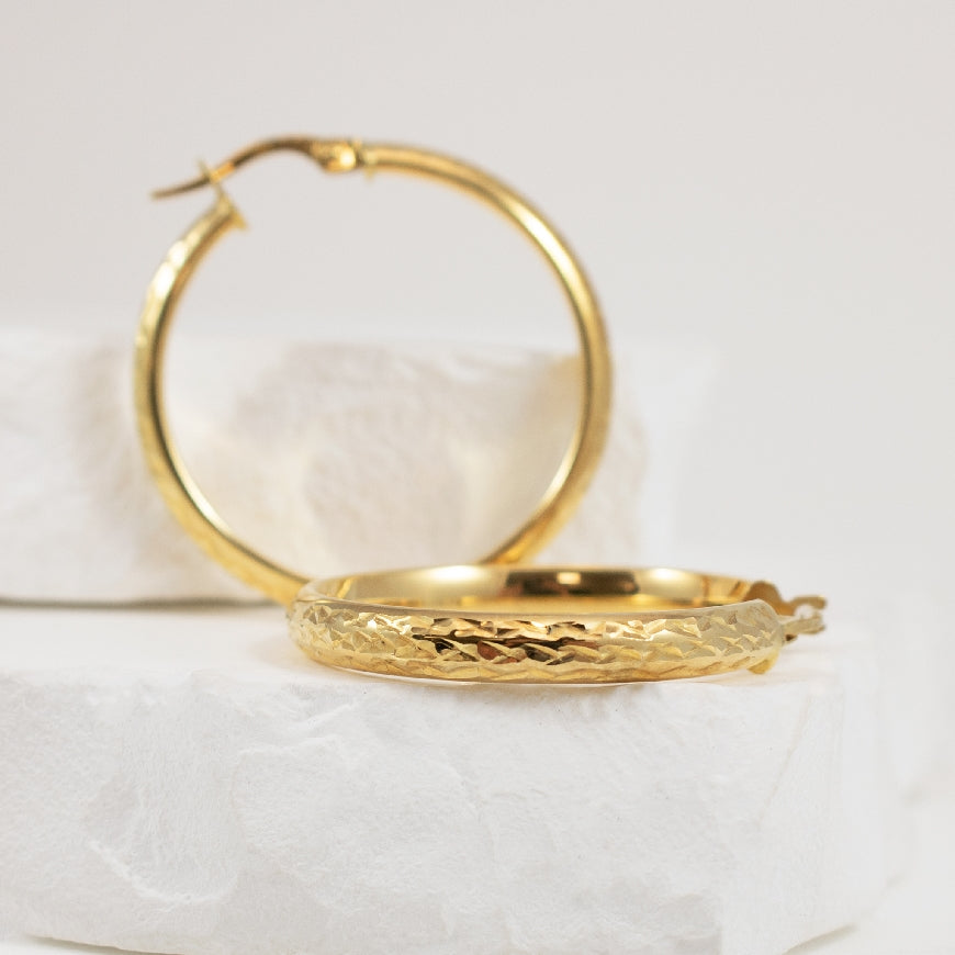 10KY Diamond Cut Tube Hoop Earrings
10K Yellow Gold Diamond Cut Hoop Earrings
Earring Closure Hinged Post
25mm Diameter
2.32 Grams