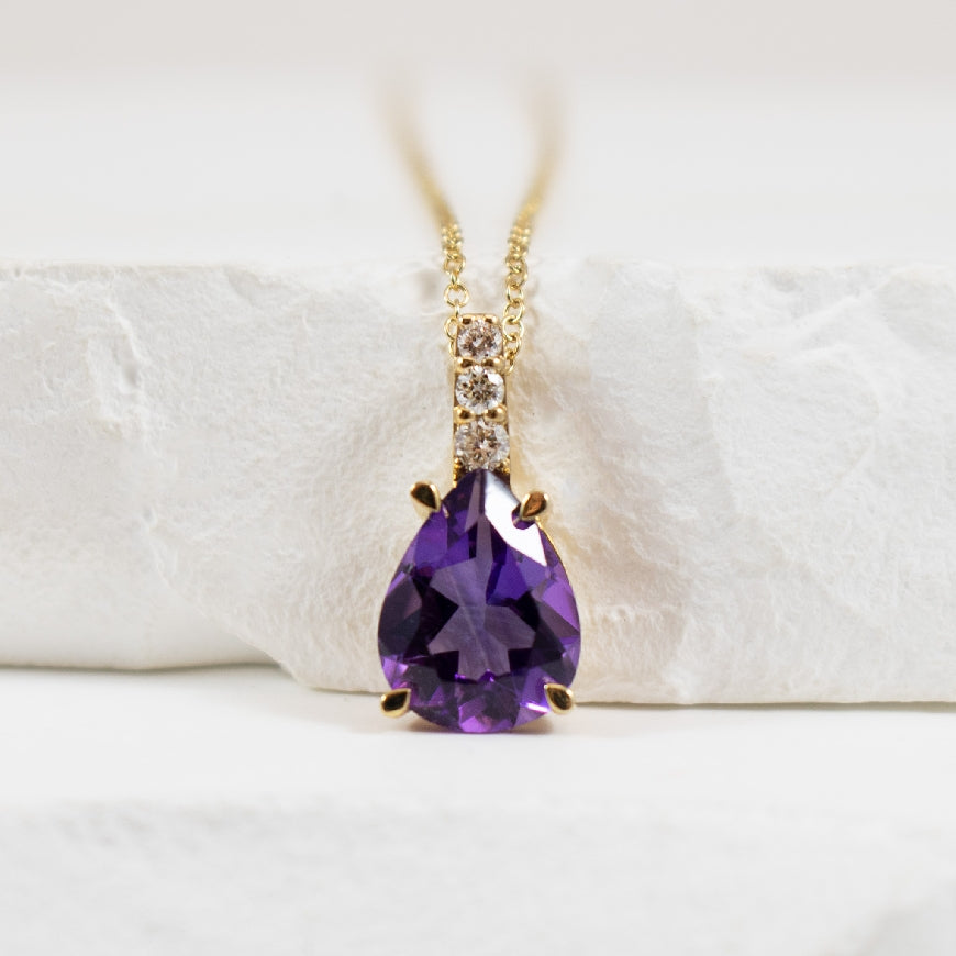 10K Yellow Gold Amethyst & Natural Diamond Necklace
0.06 Total Natural Diamond Weight
Chain Length 18'