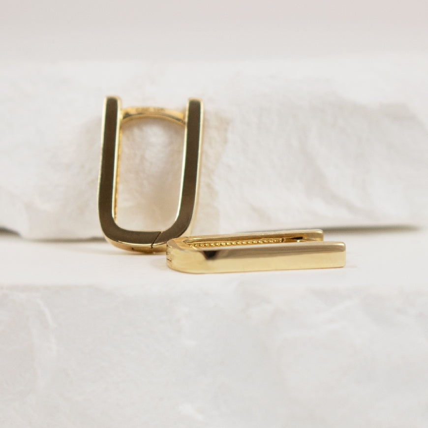 10KY Rectangle Huggie Hoop Earrings
10K Yellow Gold Rectangle Huggie Hoop Earrings
Earring Closure Huggie Hoop
10mm Diameter
1.73 Grams
