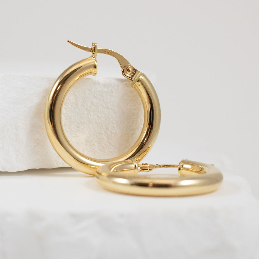 10K Yellow Gold Tube Hoop Earrings
Earring Closure Hinged Post
20mm Diameter
1.55 Grams