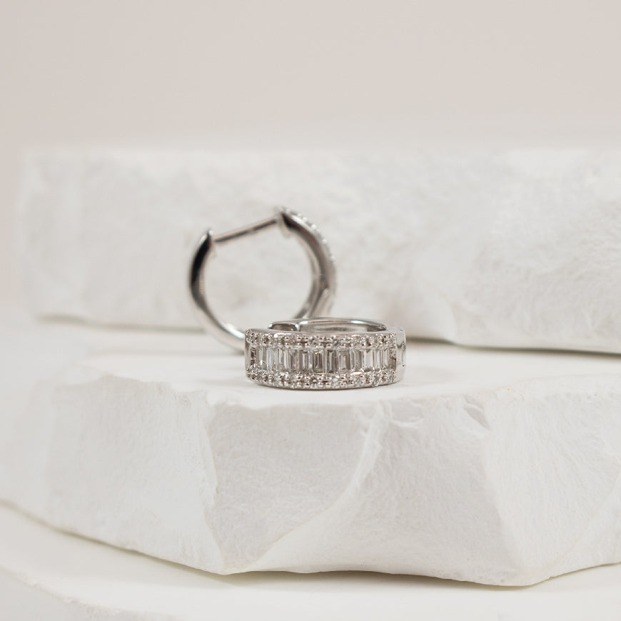 14KW Baguette Cut Diamond Huggie Hoop Earrings
14K White Gold Bassali Natural Diamond Huggie Hoop Earrings
0.23 Total Baguette Cut Diamond Weight
0.17 Total Round Brilliant Cut Diamond Weight
0.40 Total Natural Diamond Weight SI1-2 Clari