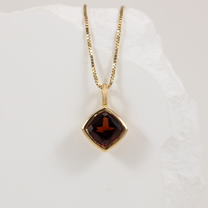 14KY Modern Cushion Cut Garnet Bezel Set Necklace
14K Yellow Gold Garnet Bezel Necklace
1.10 Carat Cushion Cut Garnet
Chain Length 18'