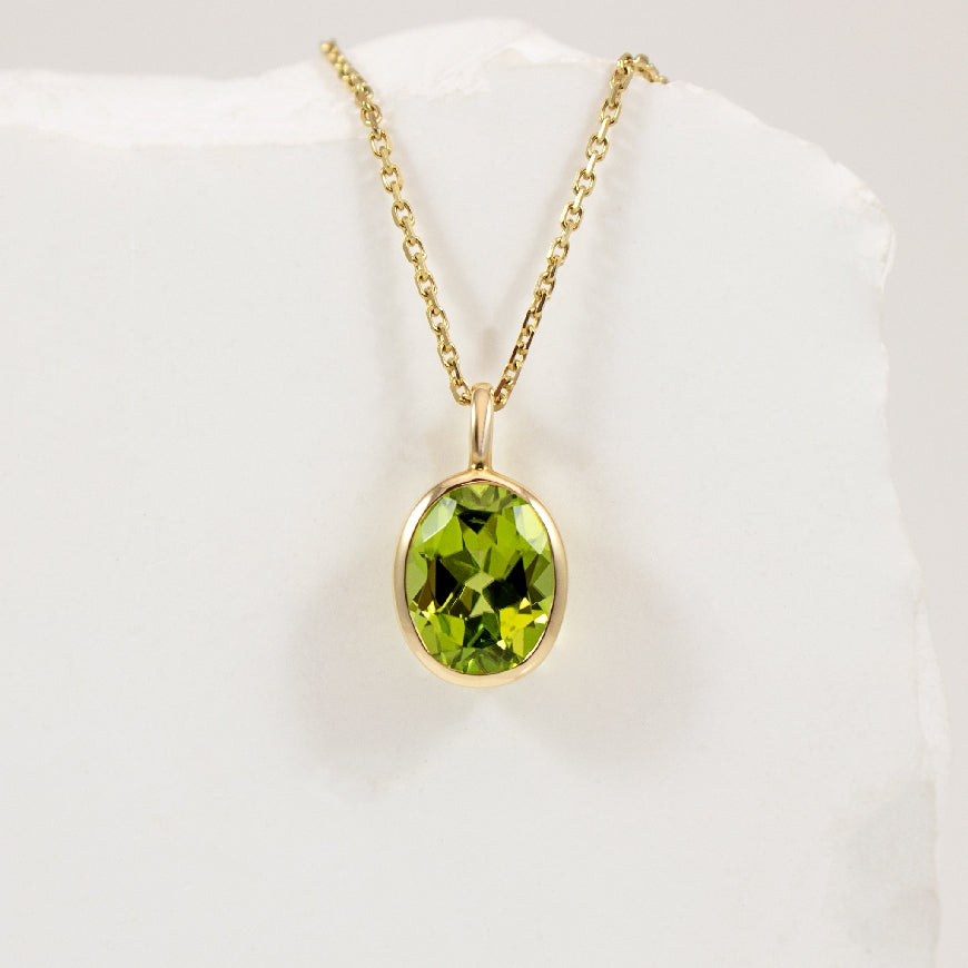 14KY Modern Oval Cut Bezel Set Peridot Necklace
14K Yellow Gold Peridot Oval Cut Bezel Necklace
2.12 Carat Oval Cut Peridot
Chain Length 18'