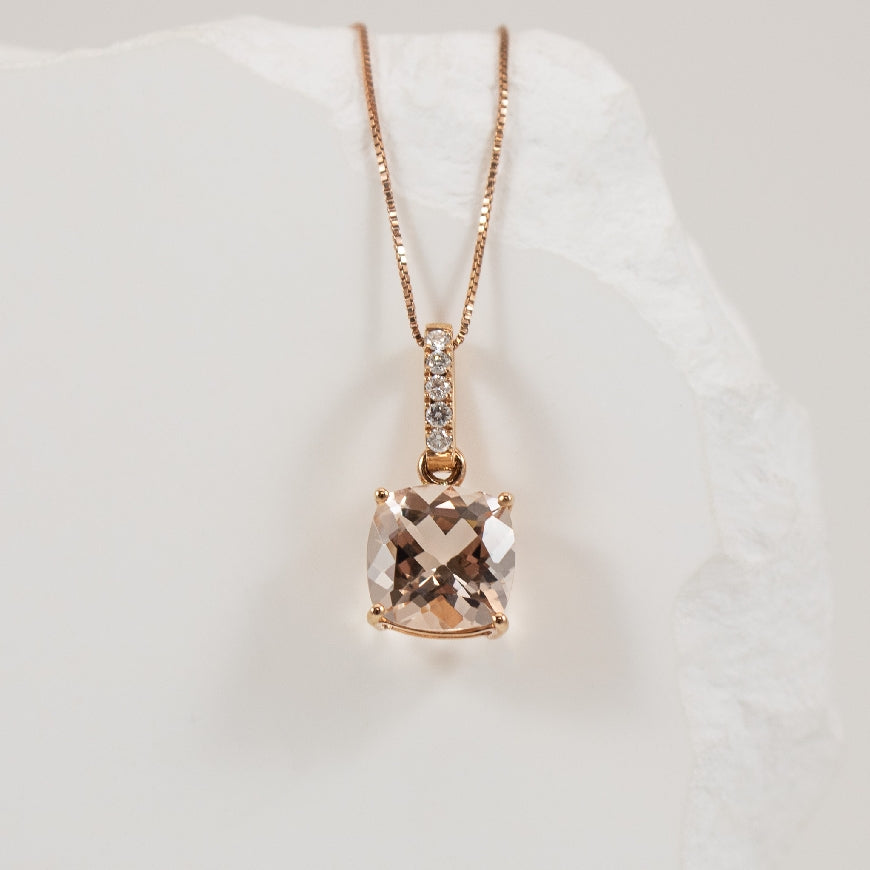 14KR Cushion Cut Morganite & Diamond Necklace
14K Rose Gold Morganite & Natural Diamond Necklace
1.29 Carat Cushion Cut Morganite
0.04 Total Natural Diamond Weight
10K Chain Length 18'