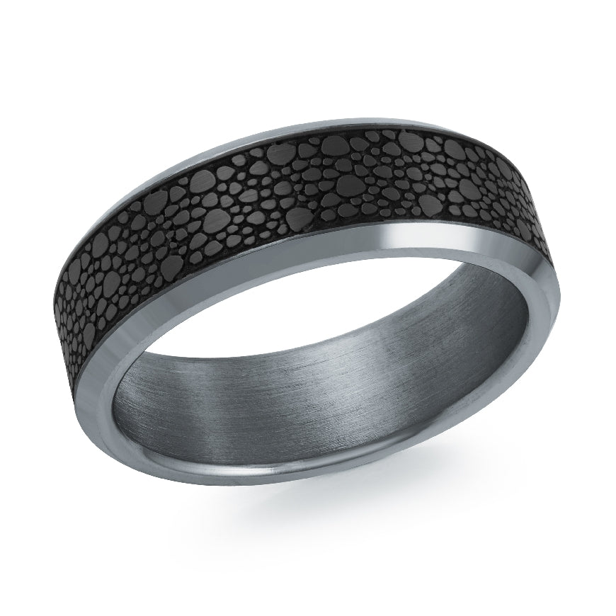 Malo Tantalum&Carbon Fiber Alternative 7mm Band
Malo Tantalum & Carbon Fiber Alternative Band
Engraved Center with Polsied Edge Finish
Width 7mm
Finger Size 10