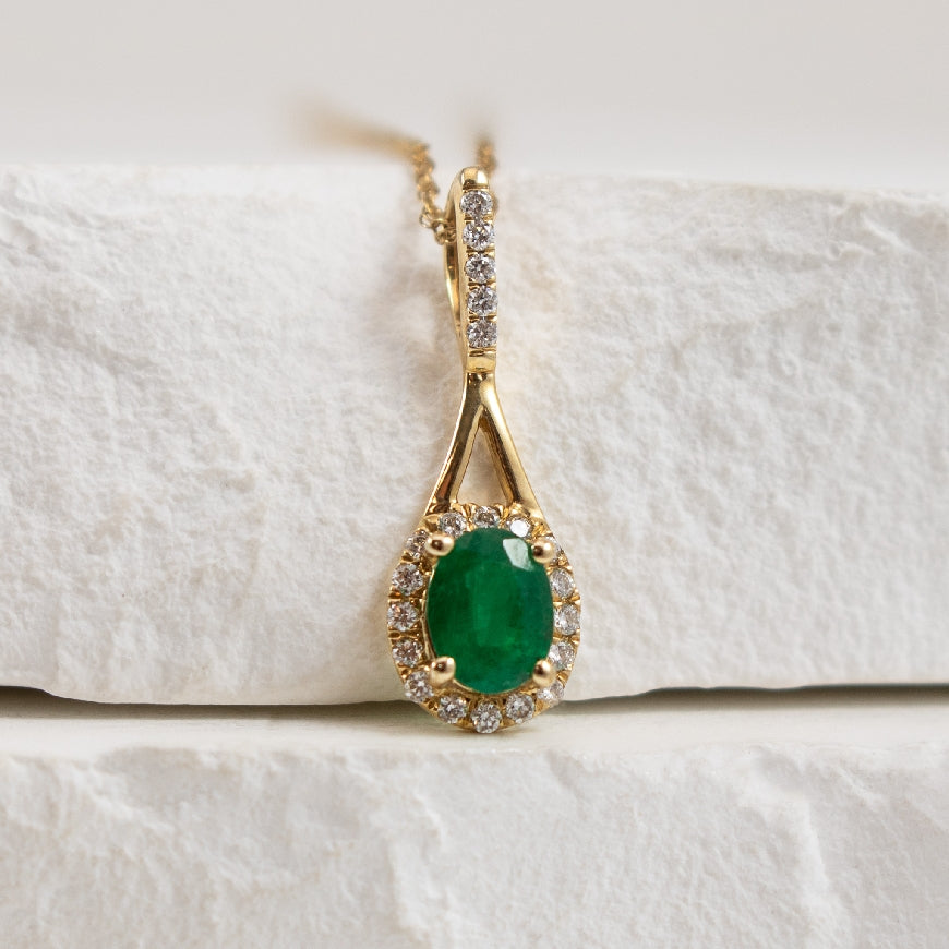 14KY Emerald & Diamond Halo Necklace
14K Yellow Gold Emerald & Diamond Halo Necklace
0.32 Carat of Oval Cut Emerald
0.08 Total Natural Diamond Weight
Chain Length 18'